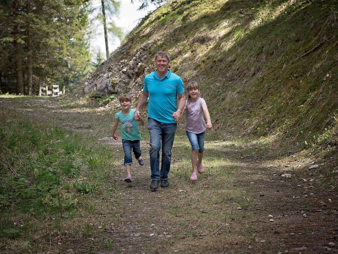 family-nature-walk-forest-bathing